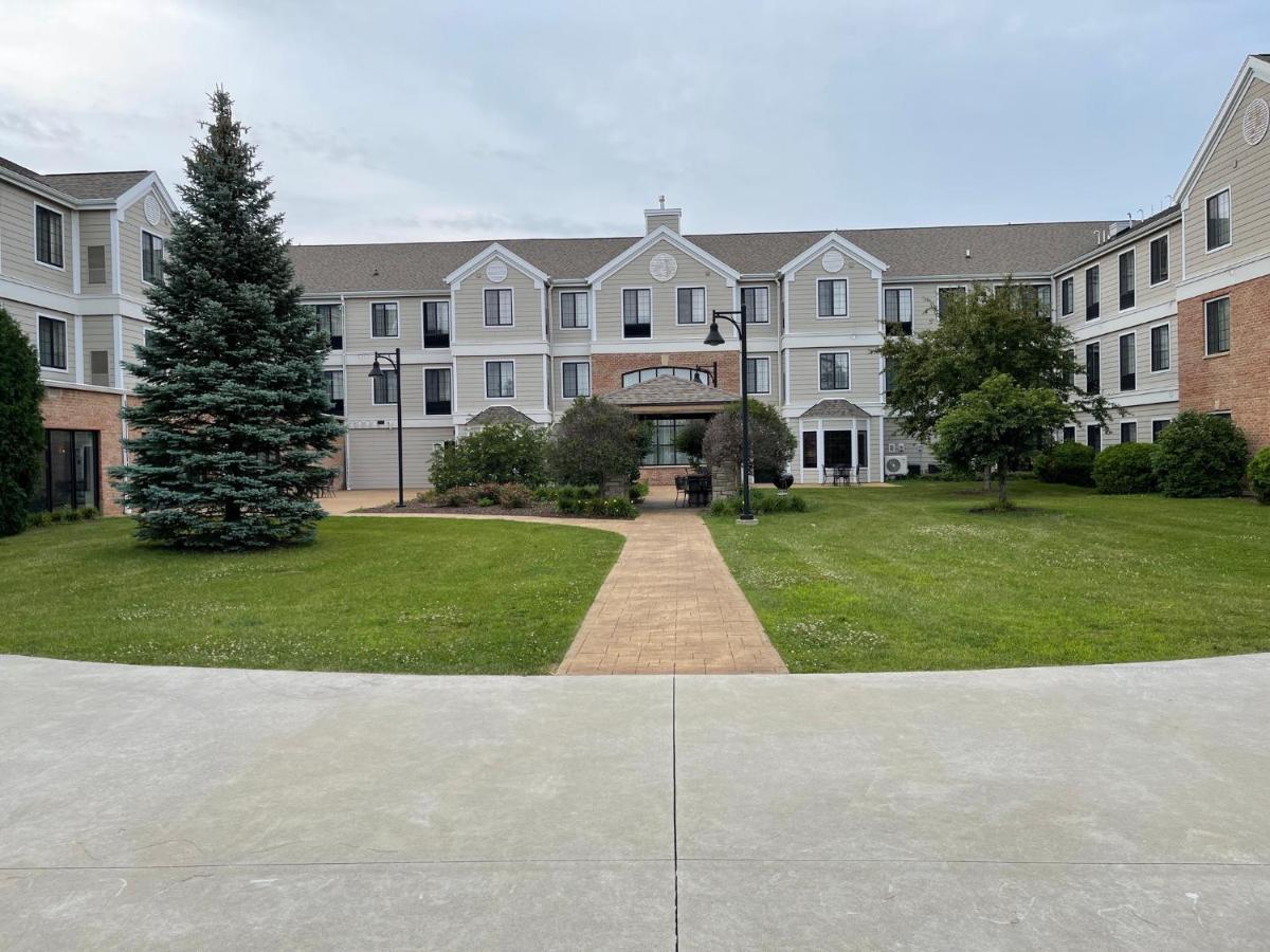 Staybridge Suites Milwaukee West-Oconomowoc By Ihg Bagian luar foto