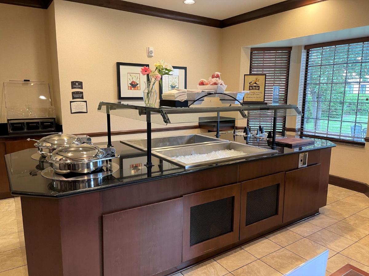 Staybridge Suites Milwaukee West-Oconomowoc By Ihg Bagian luar foto