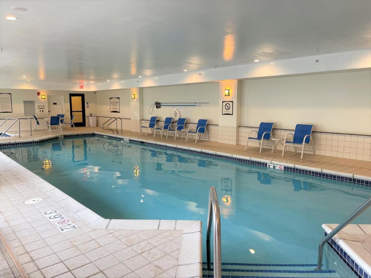 Staybridge Suites Milwaukee West-Oconomowoc By Ihg Bagian luar foto