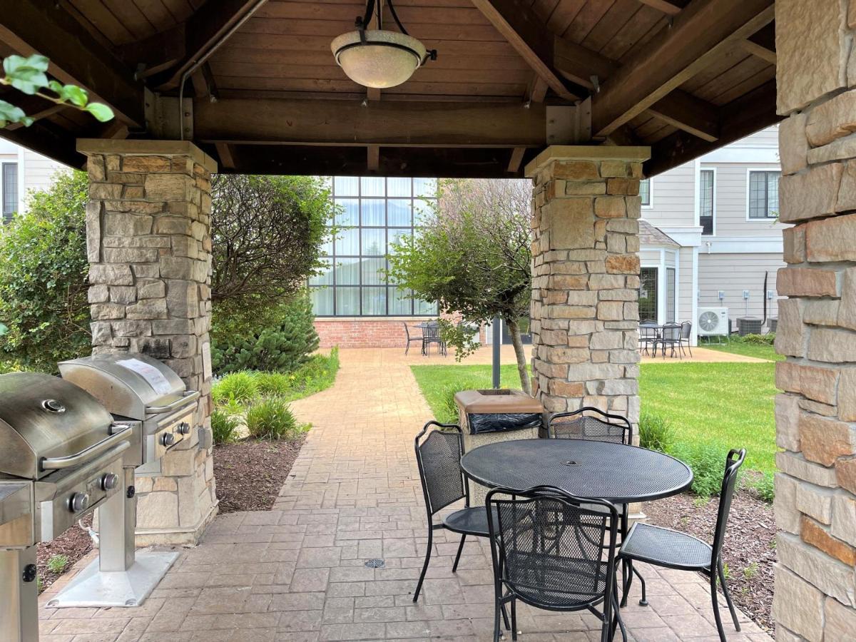 Staybridge Suites Milwaukee West-Oconomowoc By Ihg Bagian luar foto