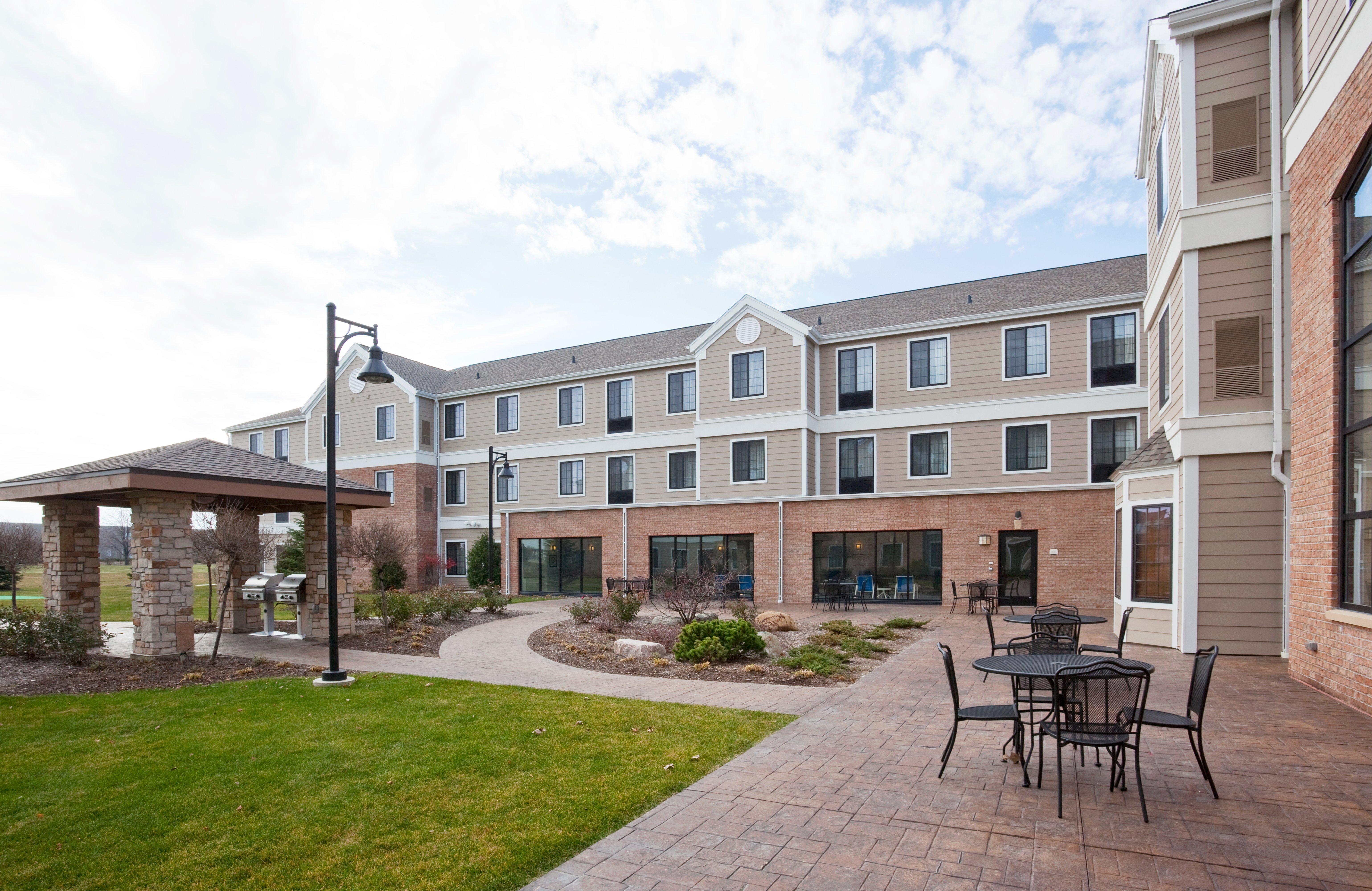 Staybridge Suites Milwaukee West-Oconomowoc By Ihg Bagian luar foto