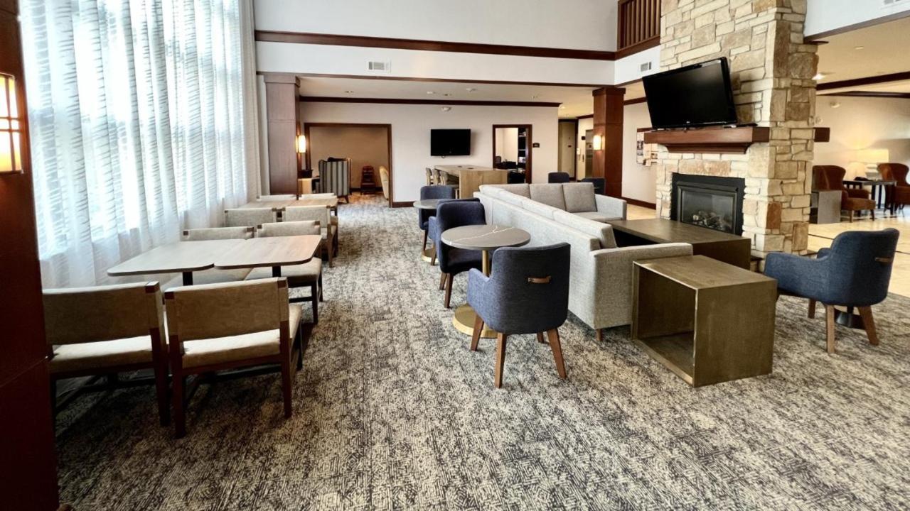 Staybridge Suites Milwaukee West-Oconomowoc By Ihg Bagian luar foto