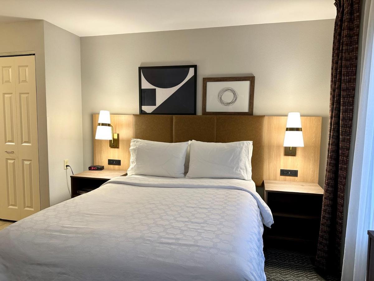 Staybridge Suites Milwaukee West-Oconomowoc By Ihg Bagian luar foto