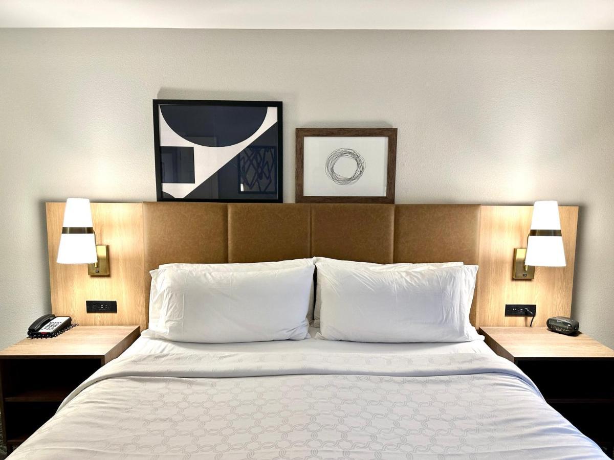 Staybridge Suites Milwaukee West-Oconomowoc By Ihg Bagian luar foto
