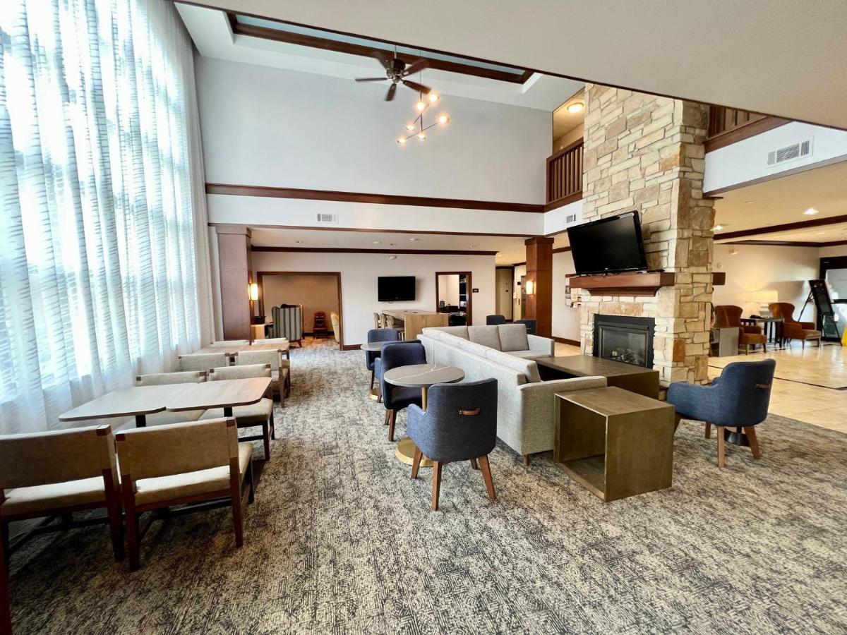 Staybridge Suites Milwaukee West-Oconomowoc By Ihg Bagian luar foto