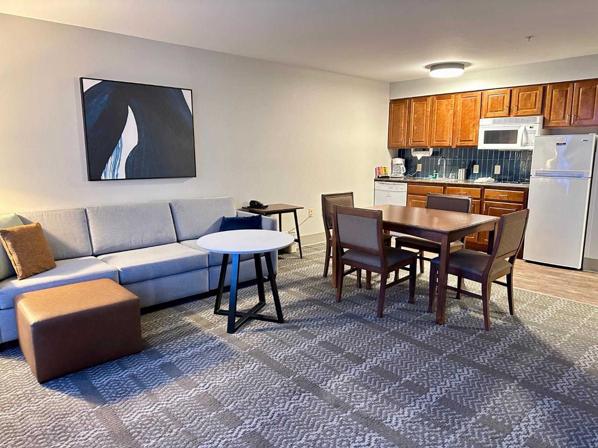 Staybridge Suites Milwaukee West-Oconomowoc By Ihg Bagian luar foto