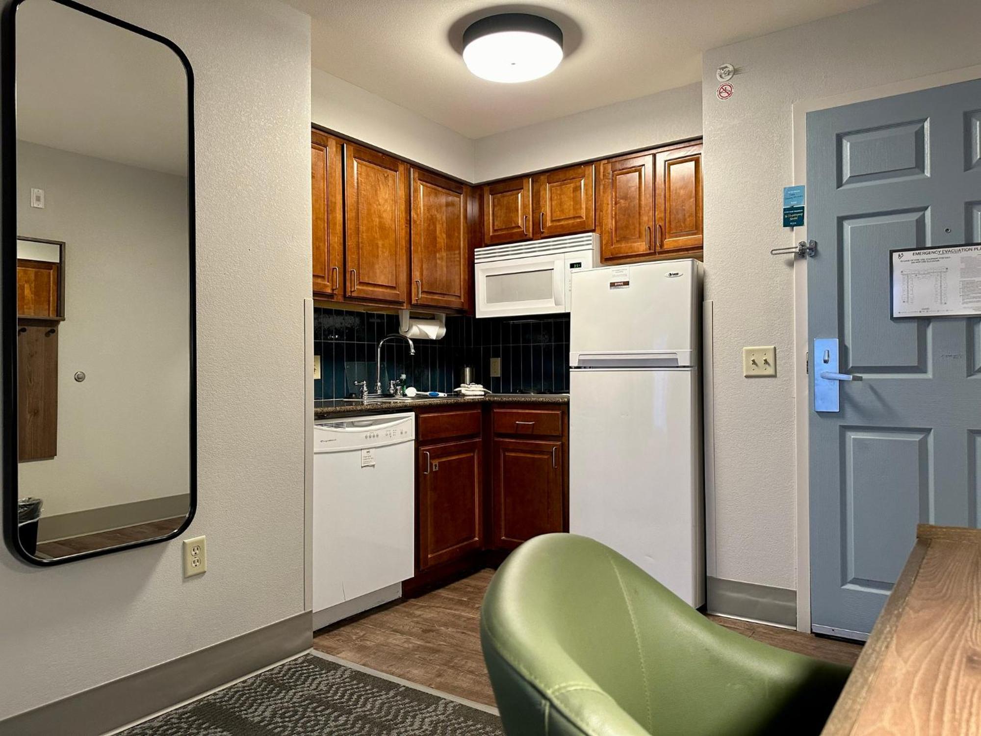 Staybridge Suites Milwaukee West-Oconomowoc By Ihg Bagian luar foto