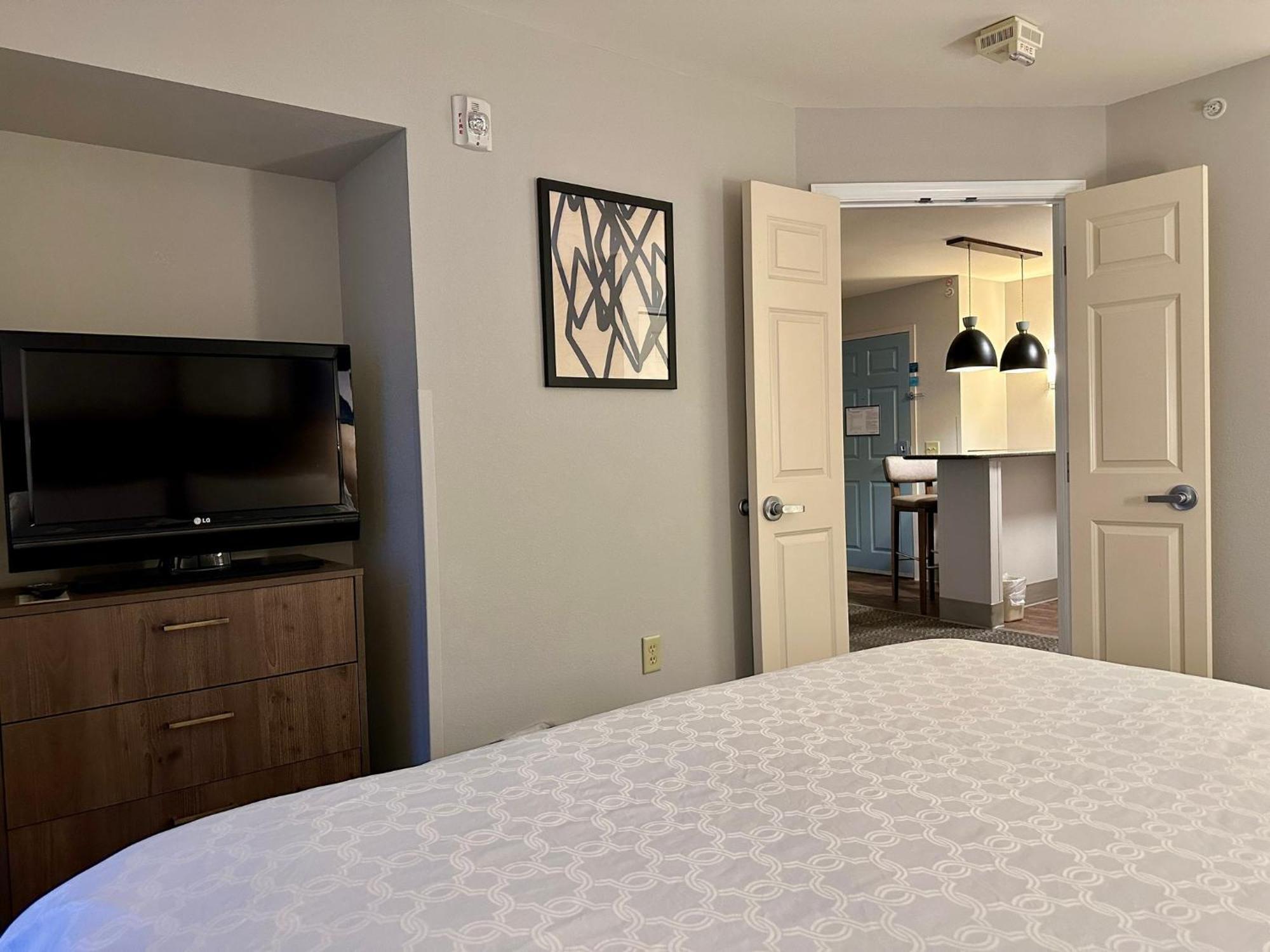 Staybridge Suites Milwaukee West-Oconomowoc By Ihg Bagian luar foto