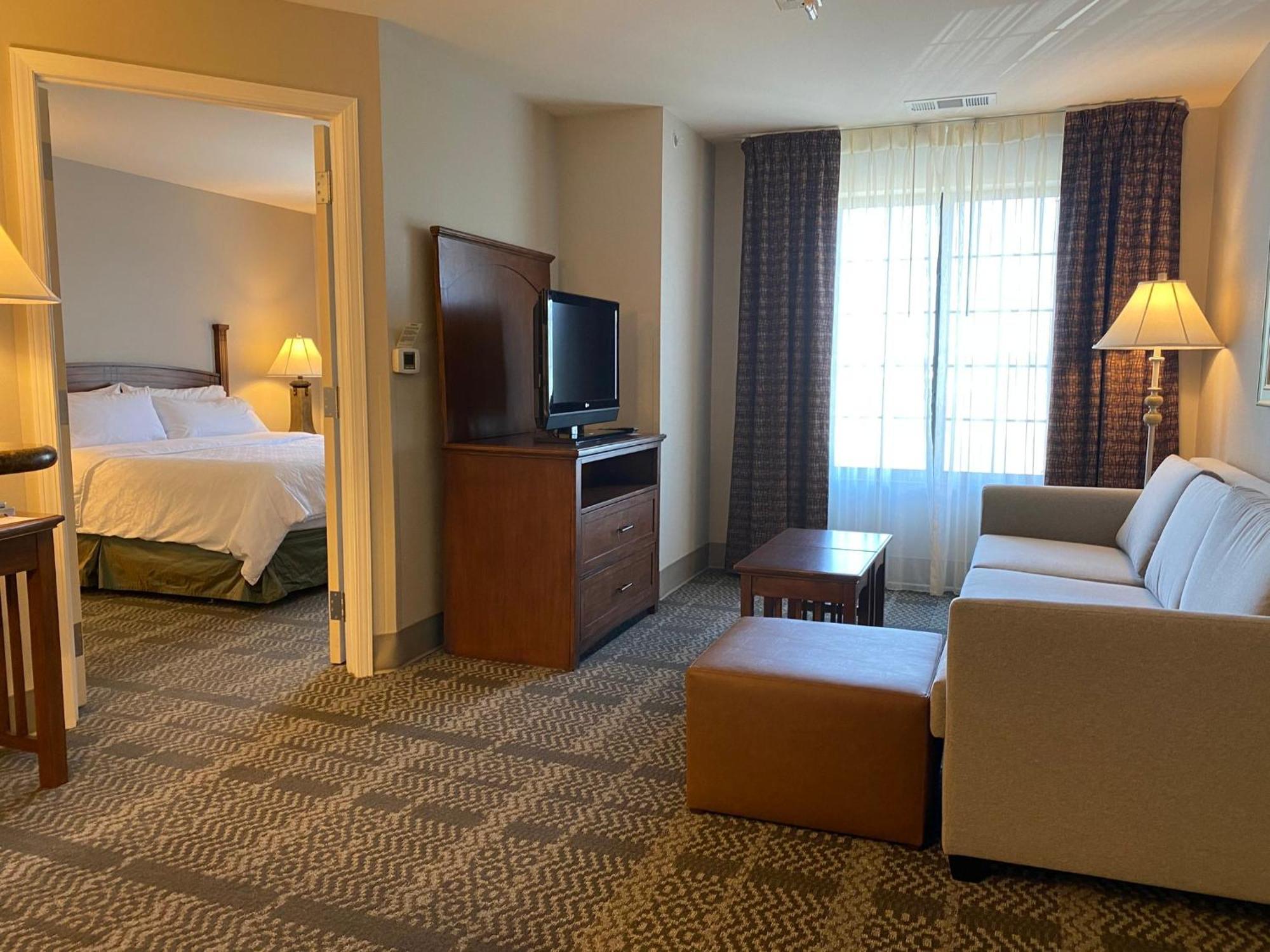 Staybridge Suites Milwaukee West-Oconomowoc By Ihg Bagian luar foto