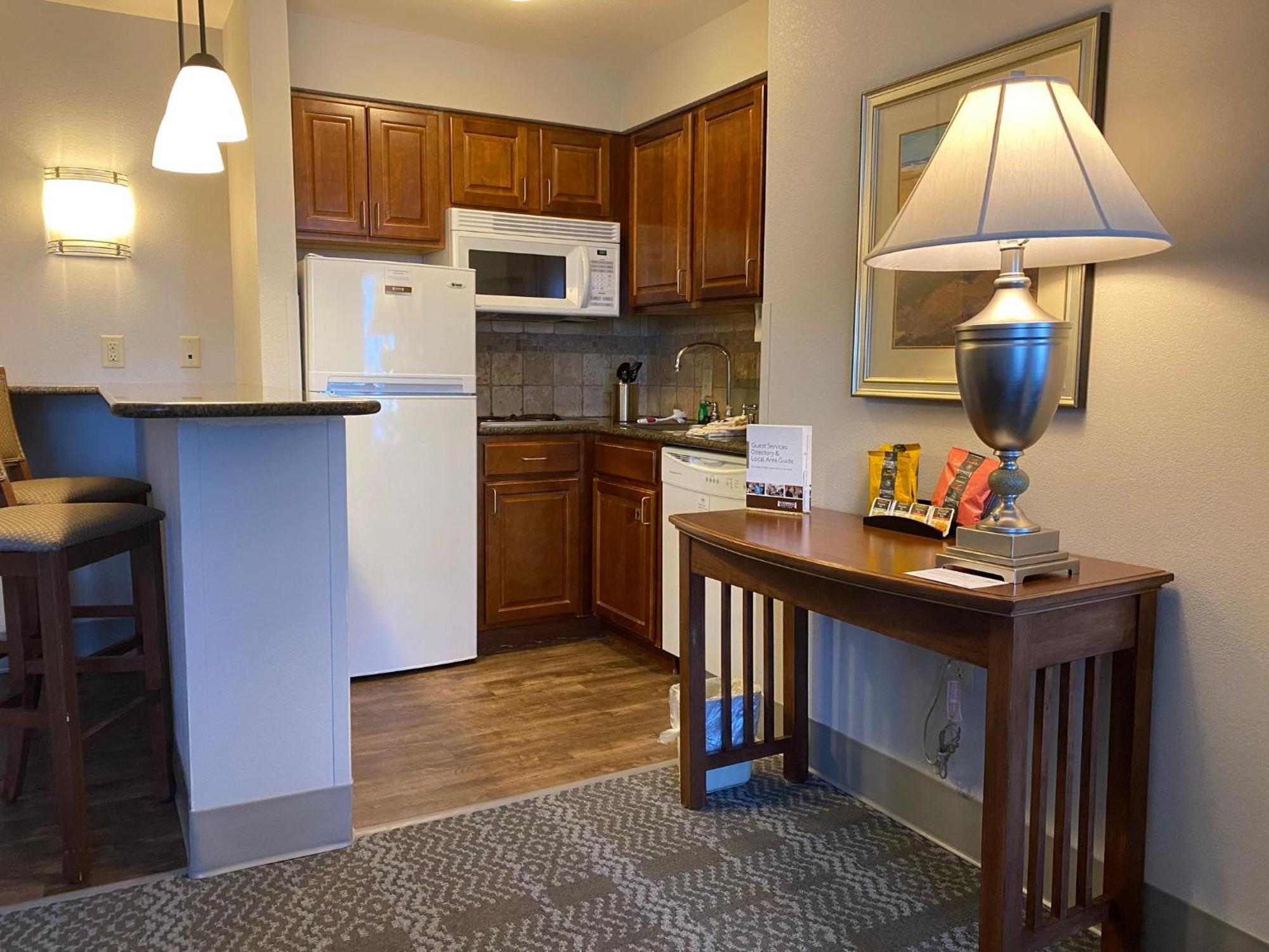 Staybridge Suites Milwaukee West-Oconomowoc By Ihg Bagian luar foto