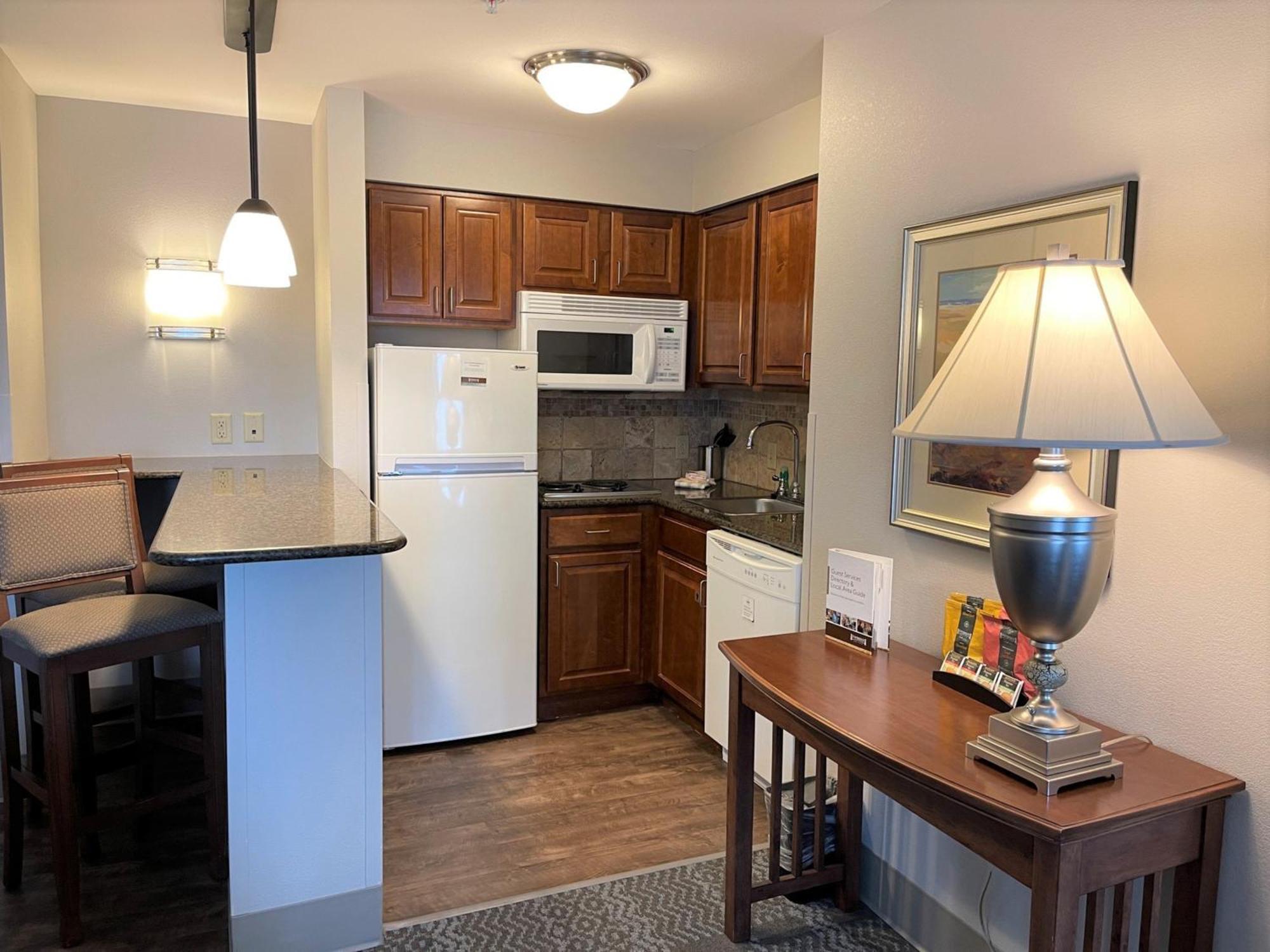 Staybridge Suites Milwaukee West-Oconomowoc By Ihg Bagian luar foto