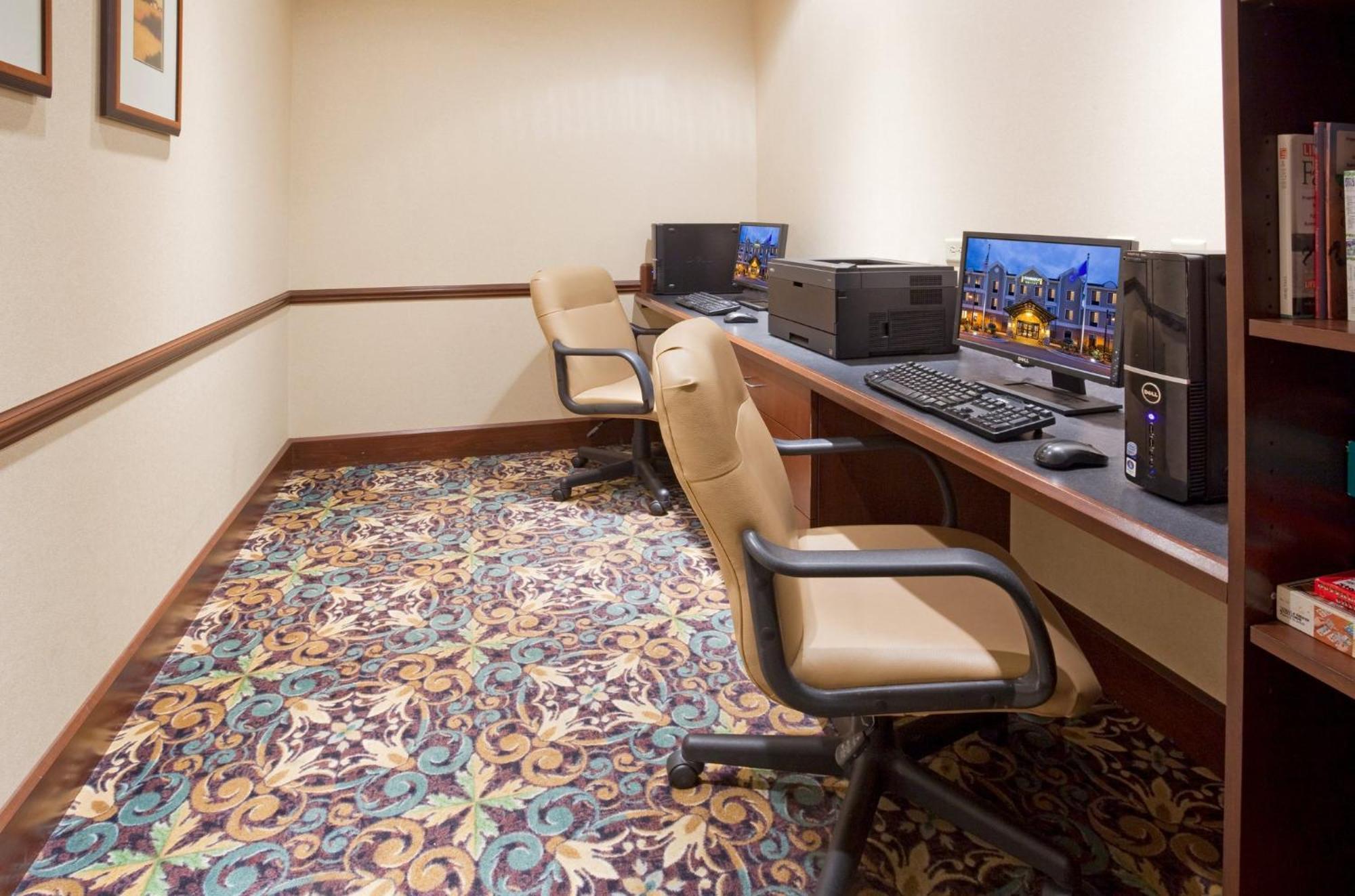 Staybridge Suites Milwaukee West-Oconomowoc By Ihg Bagian luar foto